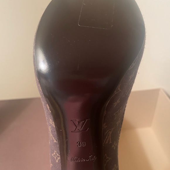 Louis Vuitton Cherie Pump - Picture 4 of 9